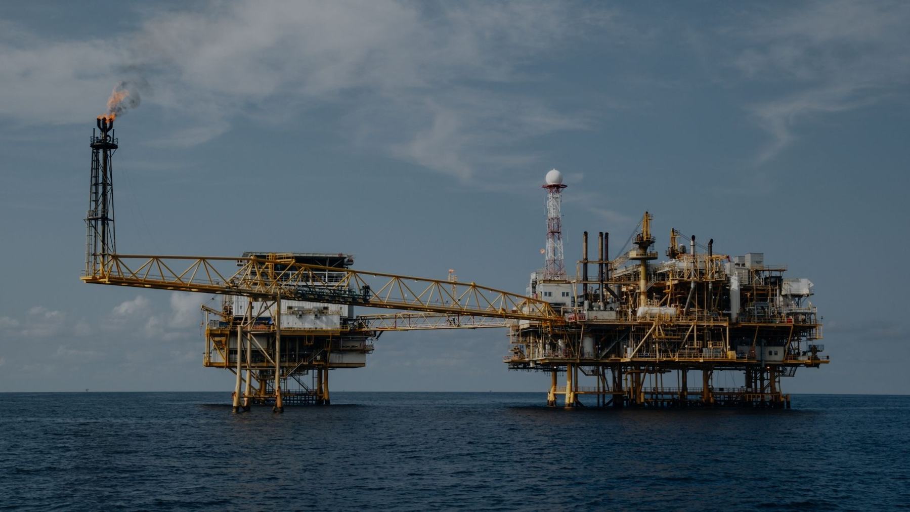 Plataforma industrial de petróleo e gás ao largo