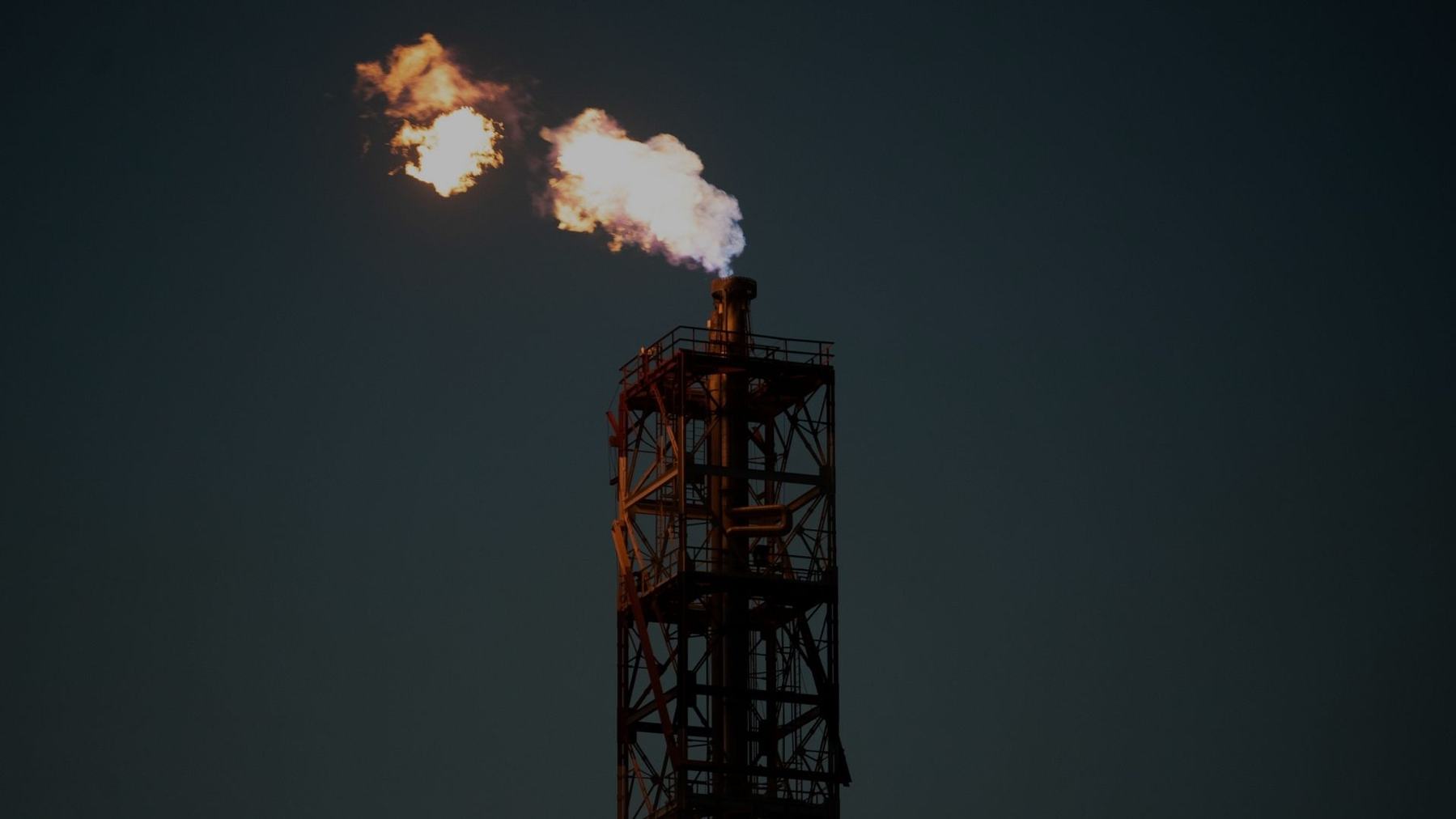 Chama de flare a queimar gás associado