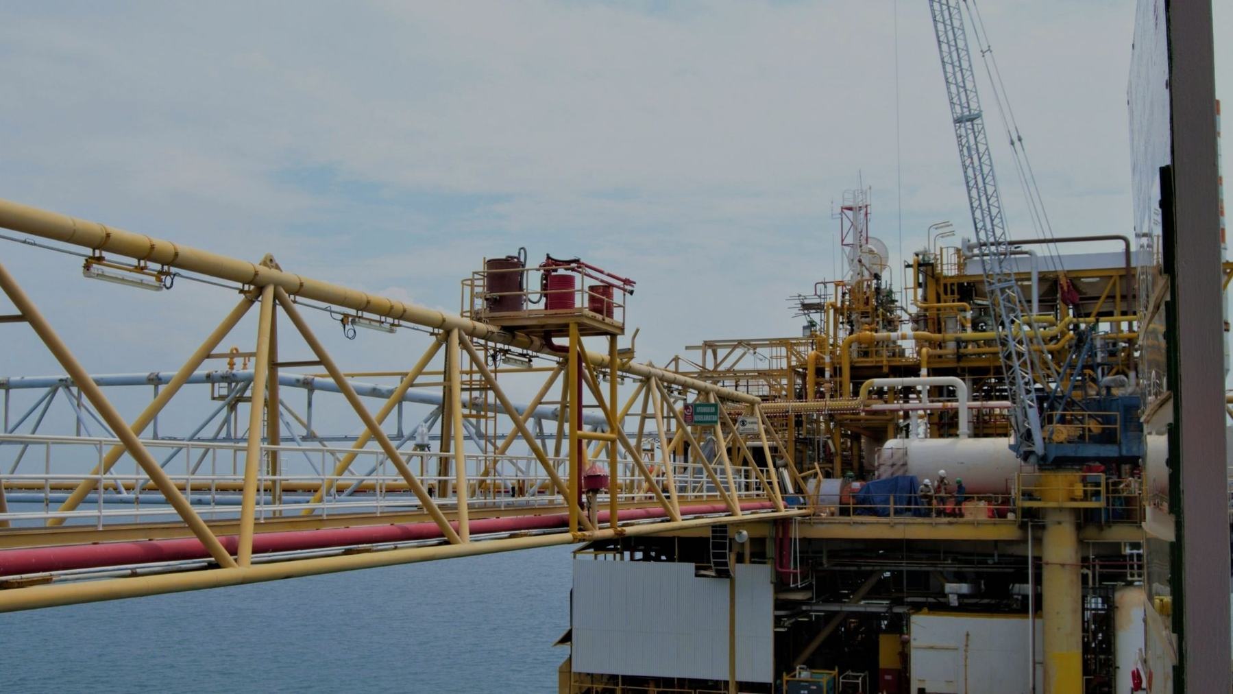 Plataforma industrial à espera de equipamento