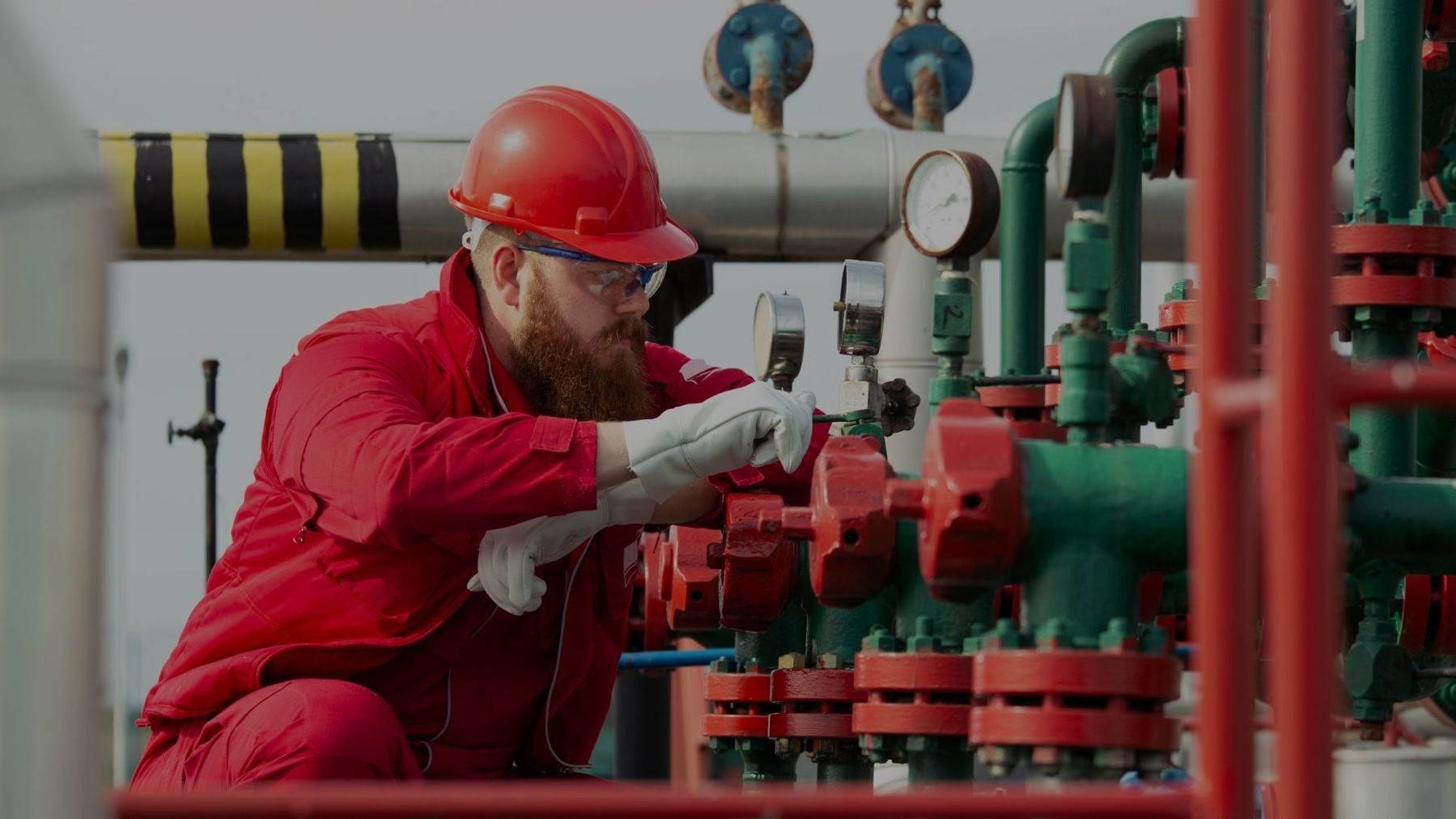 Técnico a executar trabalho no terreno numa instalação industrial