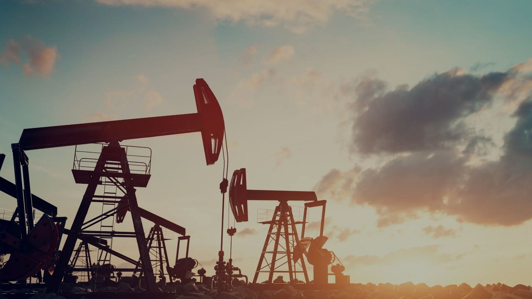 Poços de petróleo ao pôr do sol