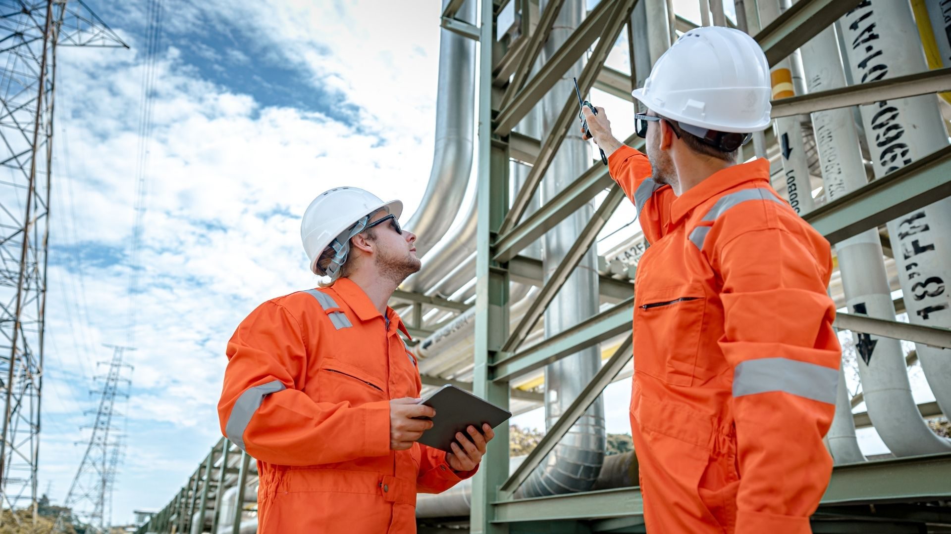 Equipa da ADPETROS a analisar um projeto junto a uma instalação industrial