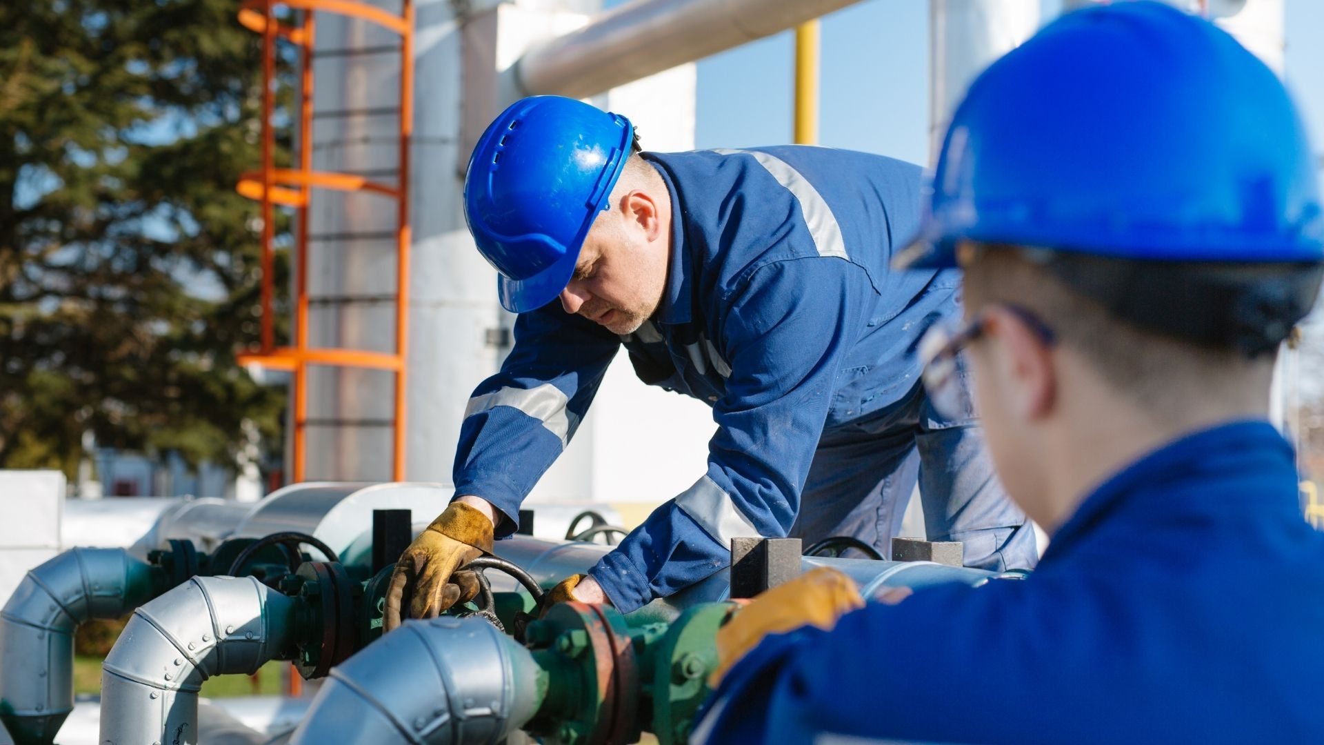 Equipa técnica a inspecionar equipamento industrial de perto