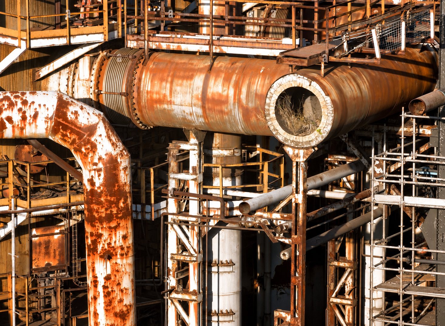Tubagem industrial antiga e enferrujada numa refinaria